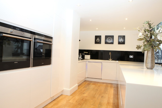 Contemporary High Gloss White trendy-koekken
