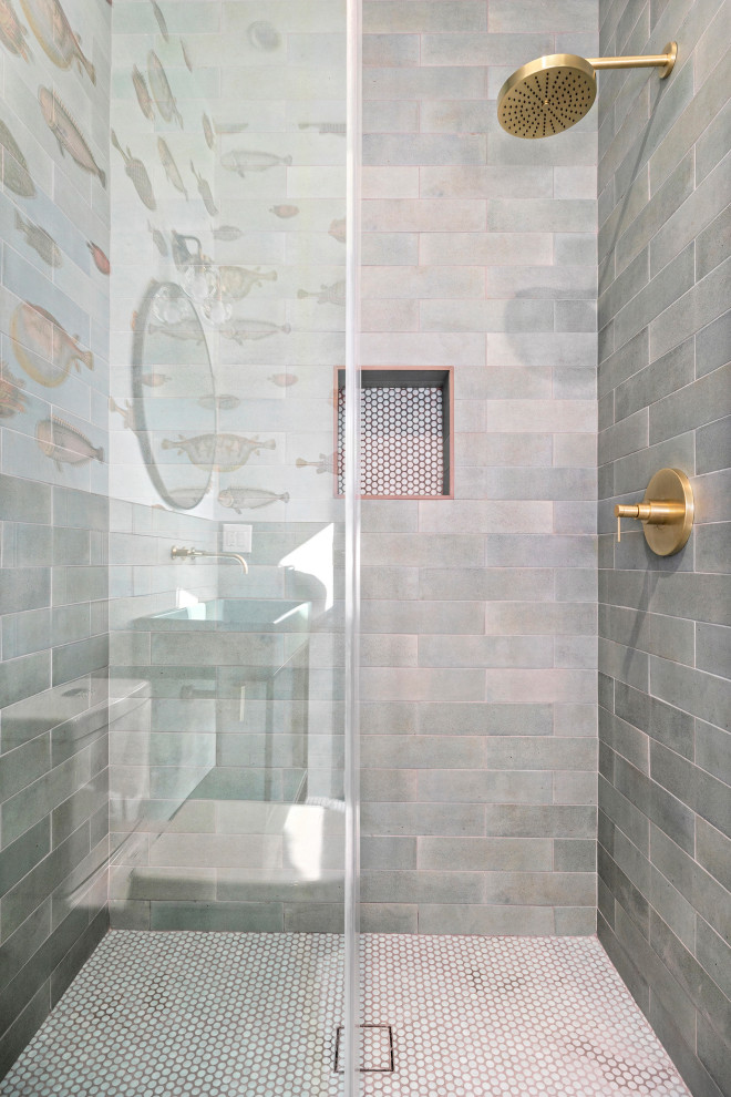 Пример оригинального дизайна: ванная комната среднего размера в стиле модернизм с открытыми фасадами, бирюзовыми фасадами, душем в нише, унитазом-моноблоком, серой плиткой, цементной плиткой, белыми стенами, полом из цементной плитки, душевой кабиной, настольной раковиной, стеклянной столешницей, белым полом, душем с распашными дверями, бирюзовой столешницей, нишей, тумбой под одну раковину и напольной тумбой