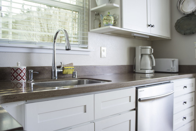 White and Bright modern-kueche