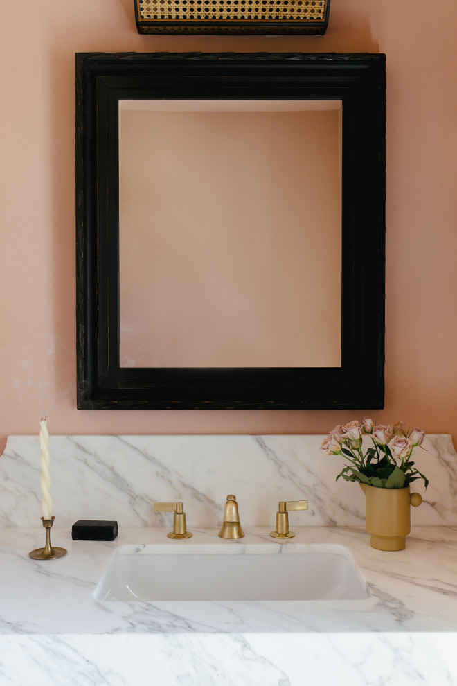 デンバーにある高級な中くらいなトランジショナルスタイルのおしゃれなバスルーム (浴槽なし) (ピンクのタイル、珪岩の洗面台、白い洗面カウンター、洗面台1つ) の写真