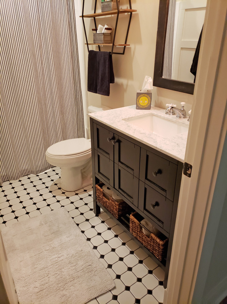 Lantlig inredning av ett mellanstort grå grått badrum för barn, med möbel-liknande, skåp i mörkt trä, ett badkar i en alkov, en dusch/badkar-kombination, en toalettstol med separat cisternkåpa, beige väggar, klinkergolv i keramik, ett undermonterad handfat, bänkskiva i kvarts, flerfärgat golv och dusch med duschdraperi