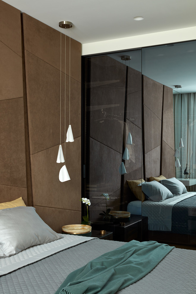 Пример оригинального дизайна: хозяйская спальня в современном стиле с коричневыми стенами, светлым паркетным полом и бежевым полом