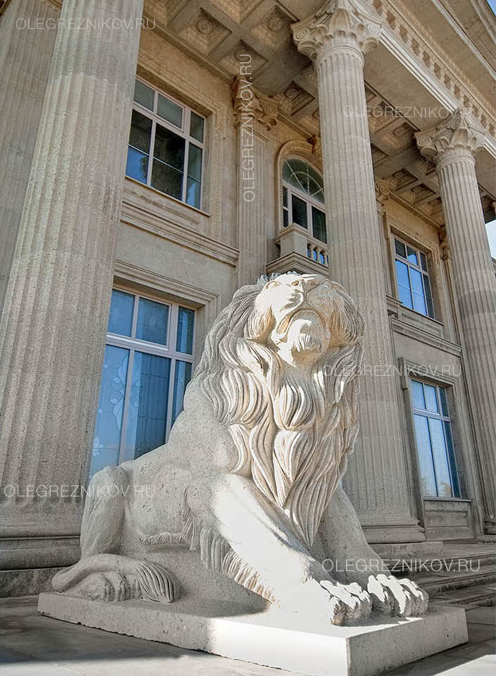 Дом со львами