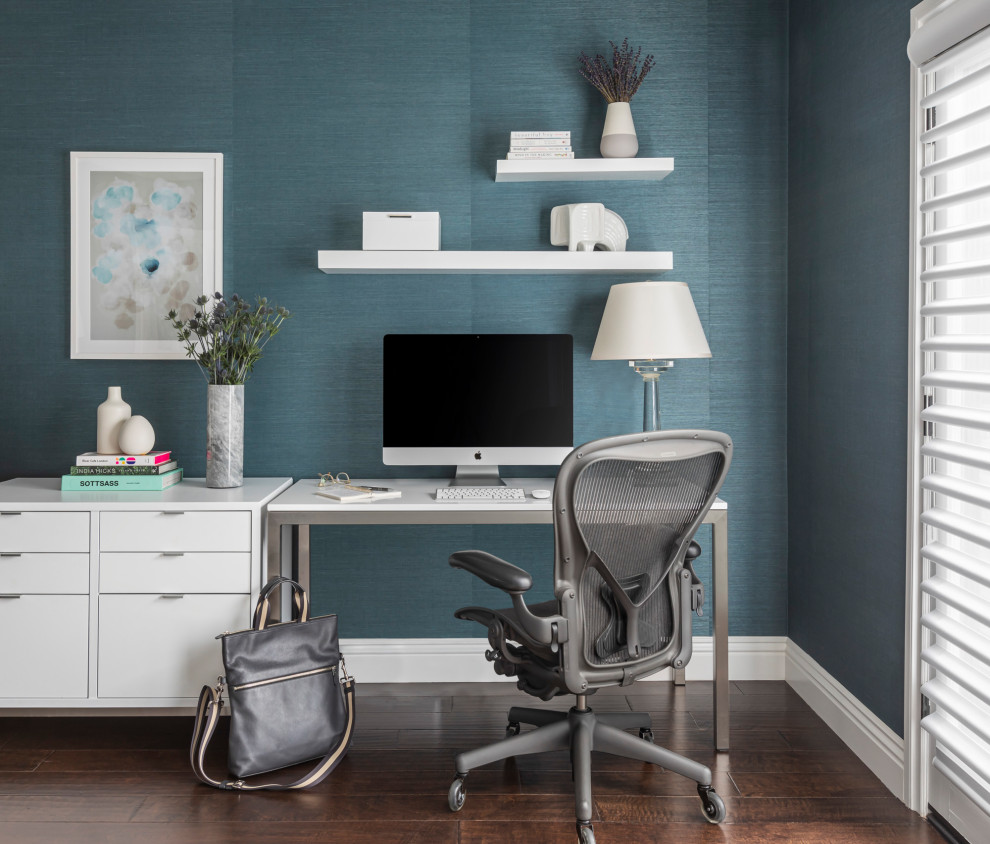 На фото: кабинет в современном стиле с синими стенами, темным паркетным полом, отдельно стоящим рабочим столом, коричневым полом и обоями на стенах с