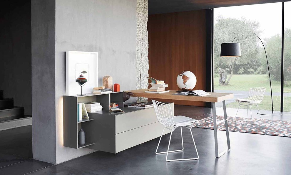 Bibliothek ohne Kamin and im Loft-Stil With grauer Wandfarbe, Betonboden, Kaminumrandung aus Backstein and grauem Boden