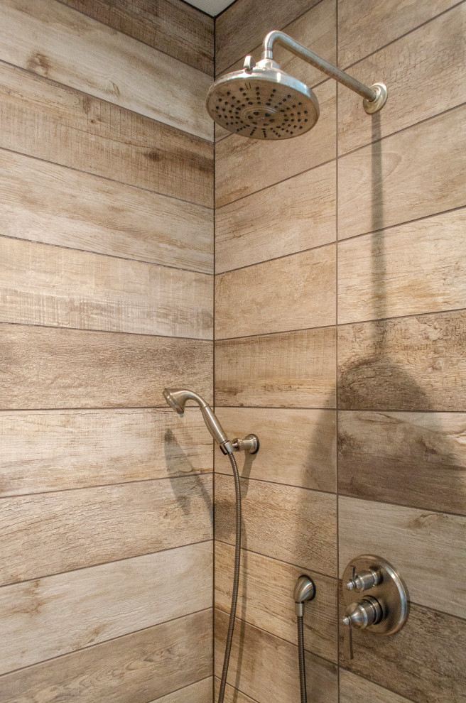 Exempel på ett mellanstort lantligt en-suite badrum, med en öppen dusch och med dusch som är öppen