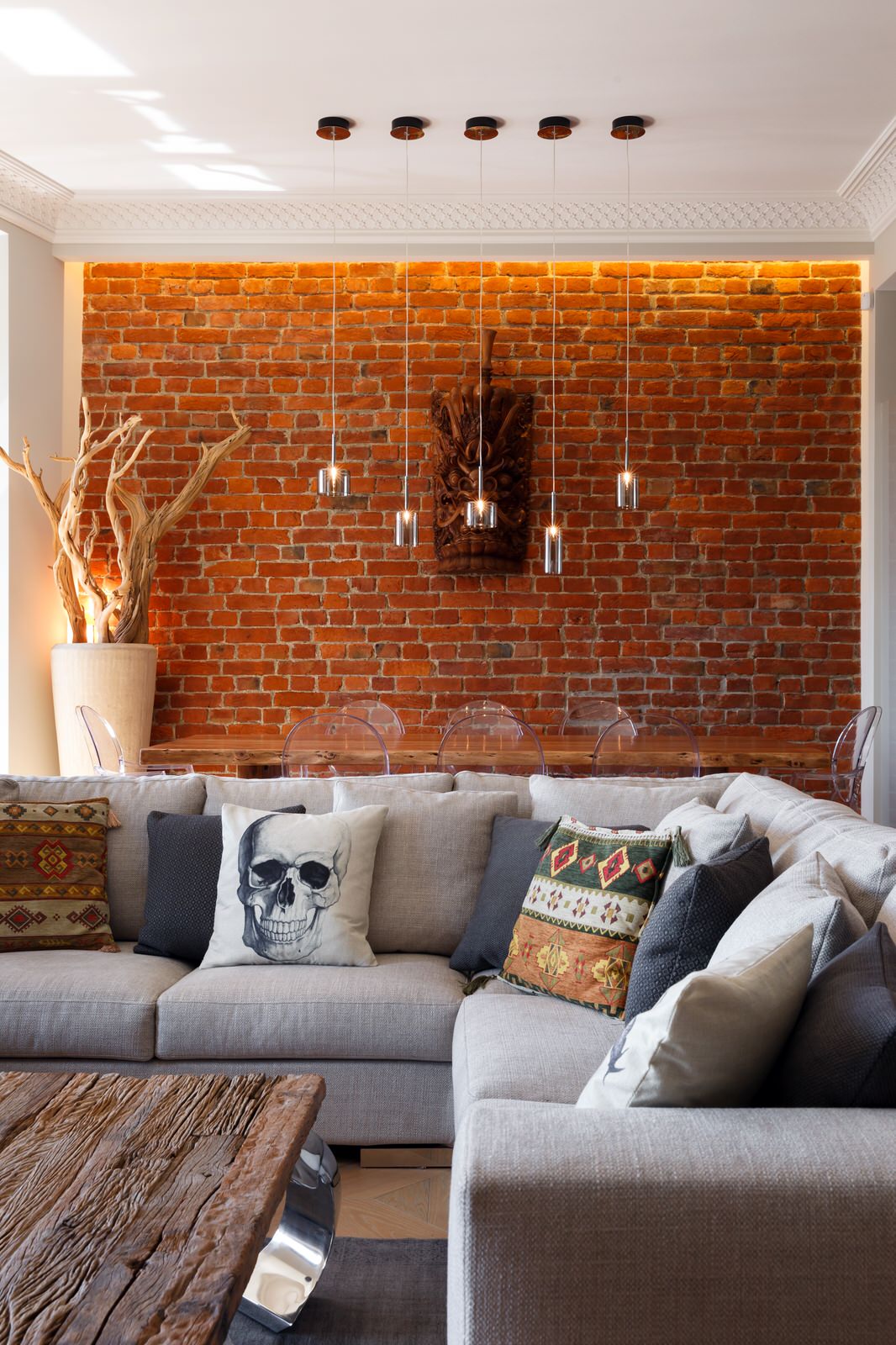 Кирпичная стена в гостиной