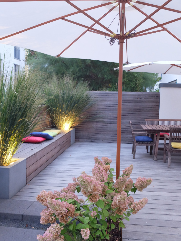 Idee per un piccolo giardino formale minimalista esposto a mezz'ombra nel cortile laterale in estate con un giardino in vaso, pedane e recinzione in legno