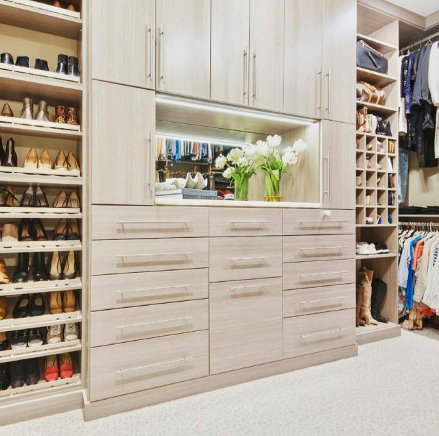 Shoe display closet sale