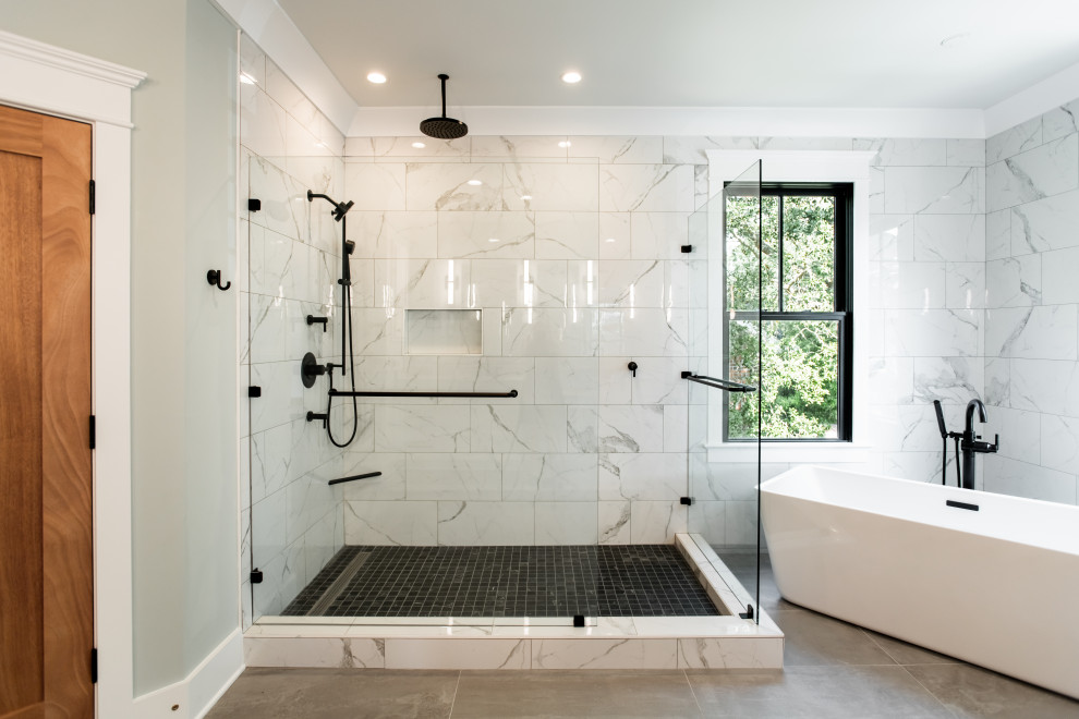 Klassisk inredning av ett stort flerfärgad flerfärgat en-suite badrum, med vita skåp, ett fristående badkar, våtrum, en toalettstol med separat cisternkåpa, flerfärgad kakel, gröna väggar, ett undermonterad handfat, grått golv och med dusch som är öppen