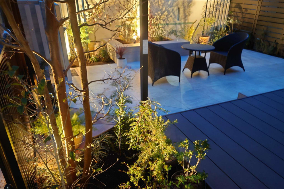 Inspiration for a mid-sized tropical balcony in Yokohama.