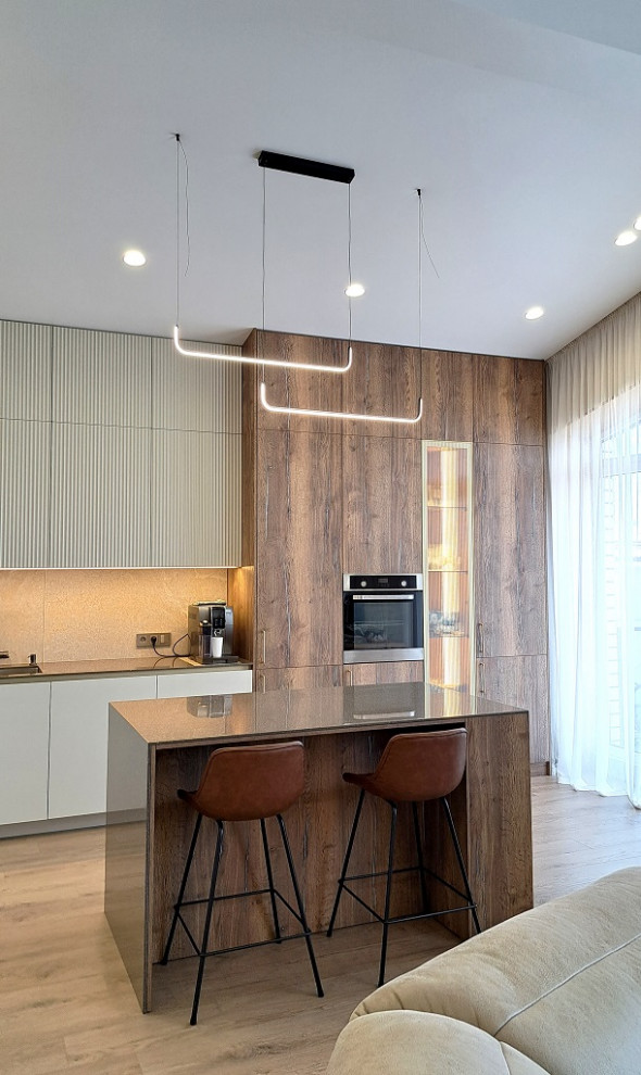 Кухня с островом в частном доме