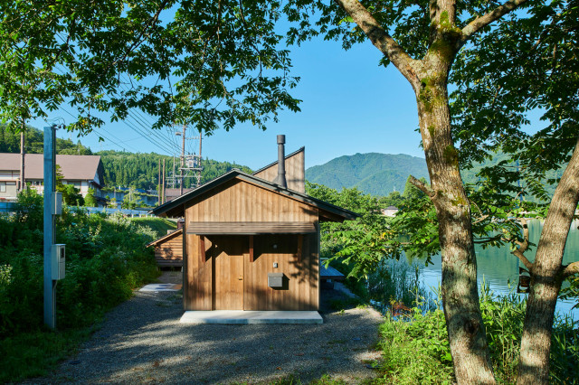 湖荘 rustic-exterior