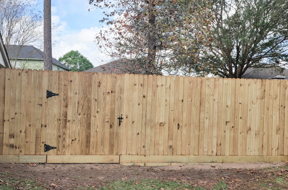 Esempio di un grande privacy in giardino classico esposto in pieno sole dietro casa con recinzione in legno