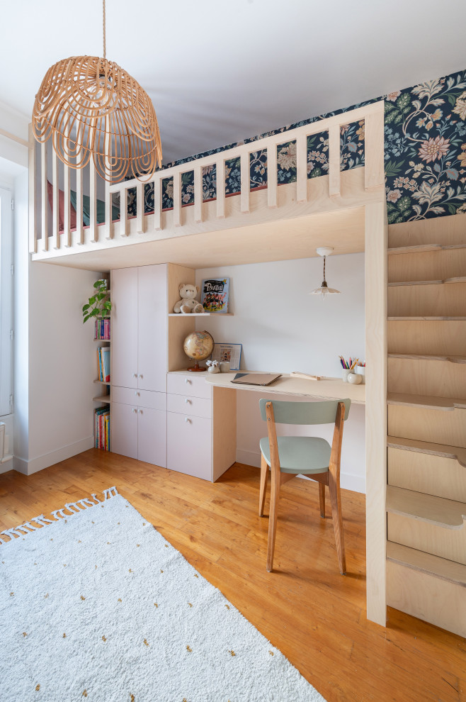 Kleines Modernes Mädchenzimmer mit Schlafplatz, weißer Wandfarbe, braunem Holzboden und Tapetenwänden in Paris