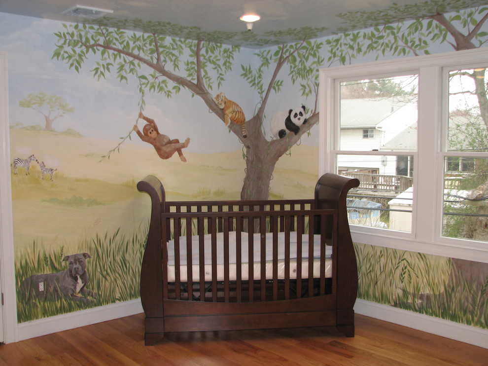 Cette image montre une chambre de bébé traditionnelle.