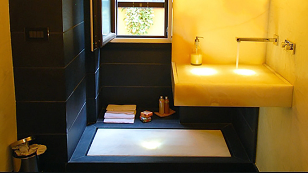 Ispirazione per una grande stanza da bagno padronale design con vasca idromassaggio, doccia a filo pavimento, WC sospeso e due lavabi