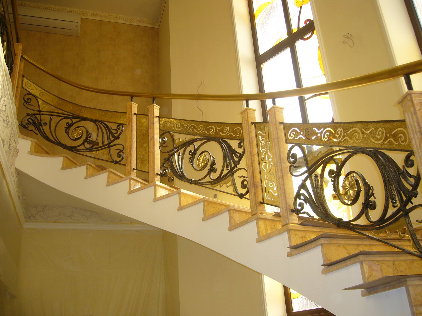 Лестничное заграждение из латуни и нержавеющей стали.