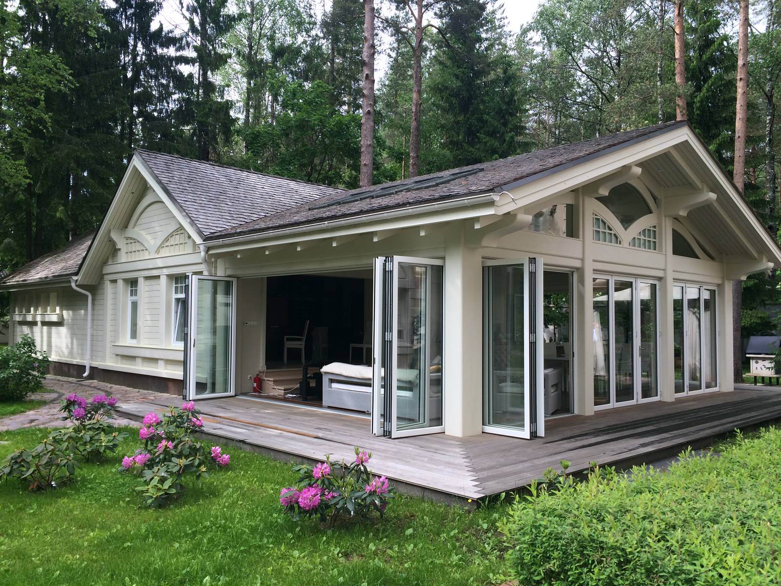 Складные двери в гостевом доме в Ленинградской области