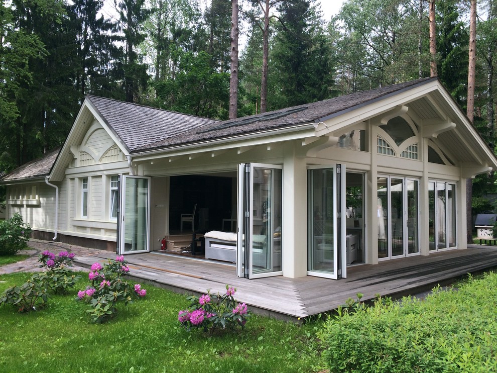 Складные двери в гостевом доме в Ленинградской области