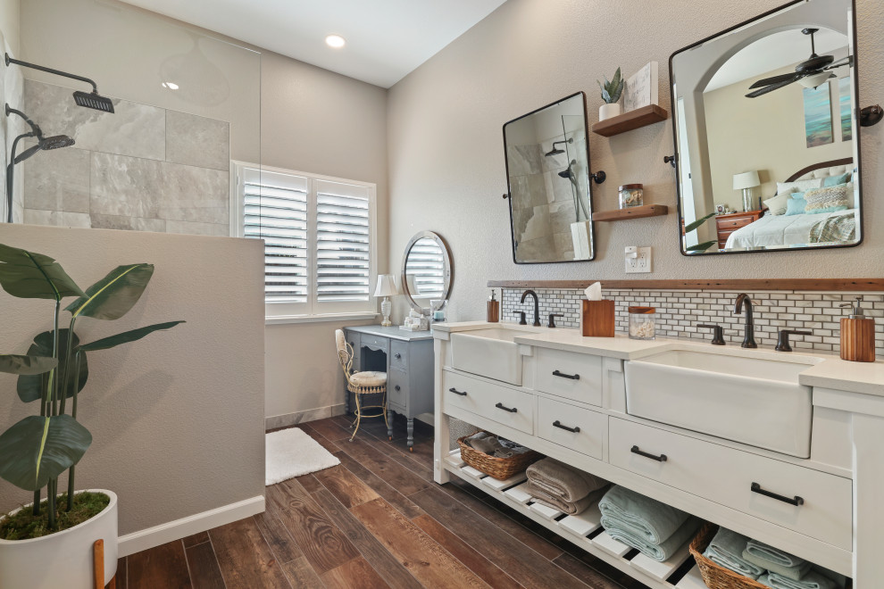 Modernes Badezimmer En Suite mit weißen Schränken, offener Dusche, Porzellan-Bodenfliesen, Quarzwerkstein-Waschtisch, braunem Boden, offener Dusche, weißer Waschtischplatte, Doppelwaschbecken und freistehendem Waschtisch in Sacramento