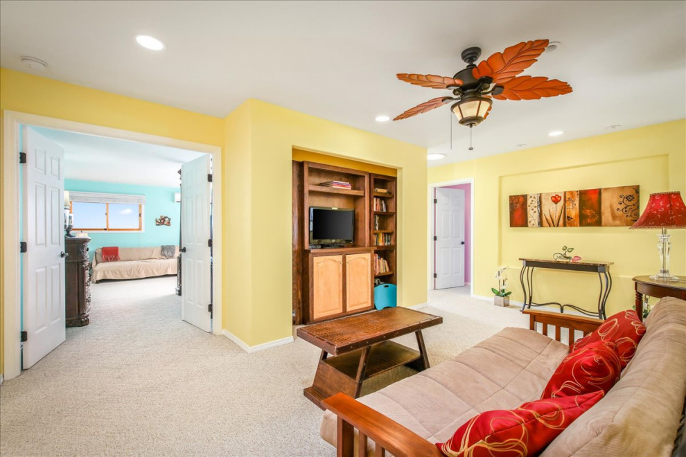 Свежая идея для дизайна: гостиная комната среднего размера в морском стиле - отличное фото интерьера