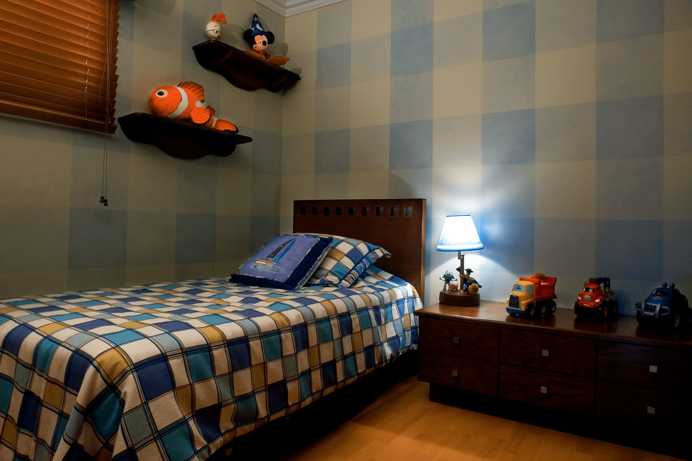 Esempio di una cameretta per bambini minimalista di medie dimensioni con pareti blu, parquet chiaro e pavimento marrone