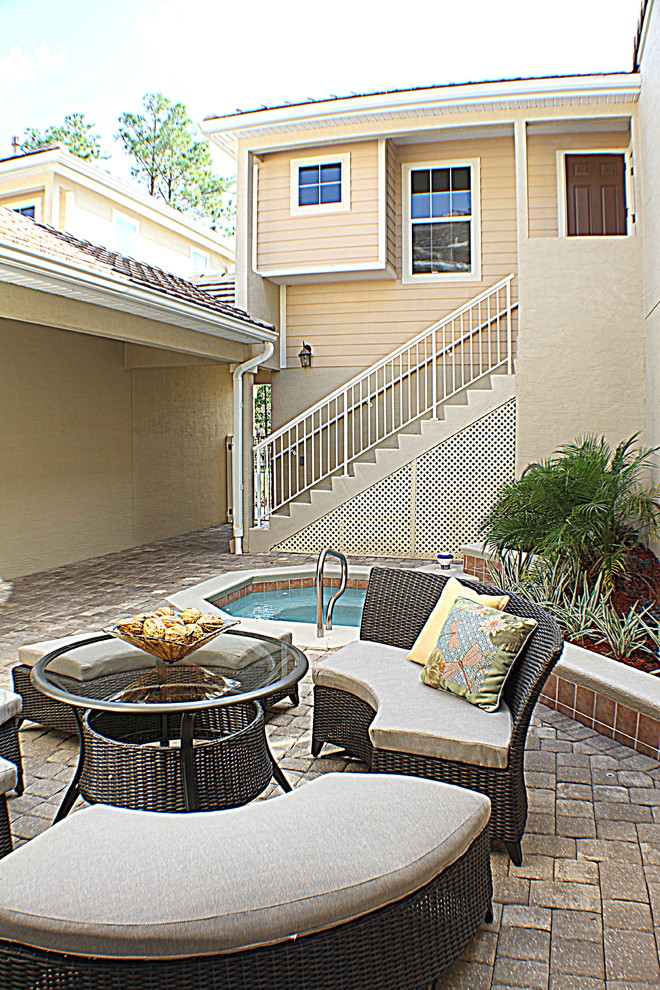 Design ideas for a traditional patio in Jacksonville.