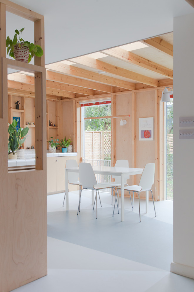 Источник вдохновения для домашнего уюта: гостиная-столовая среднего размера в современном стиле с полом из линолеума, серым полом и балками на потолке