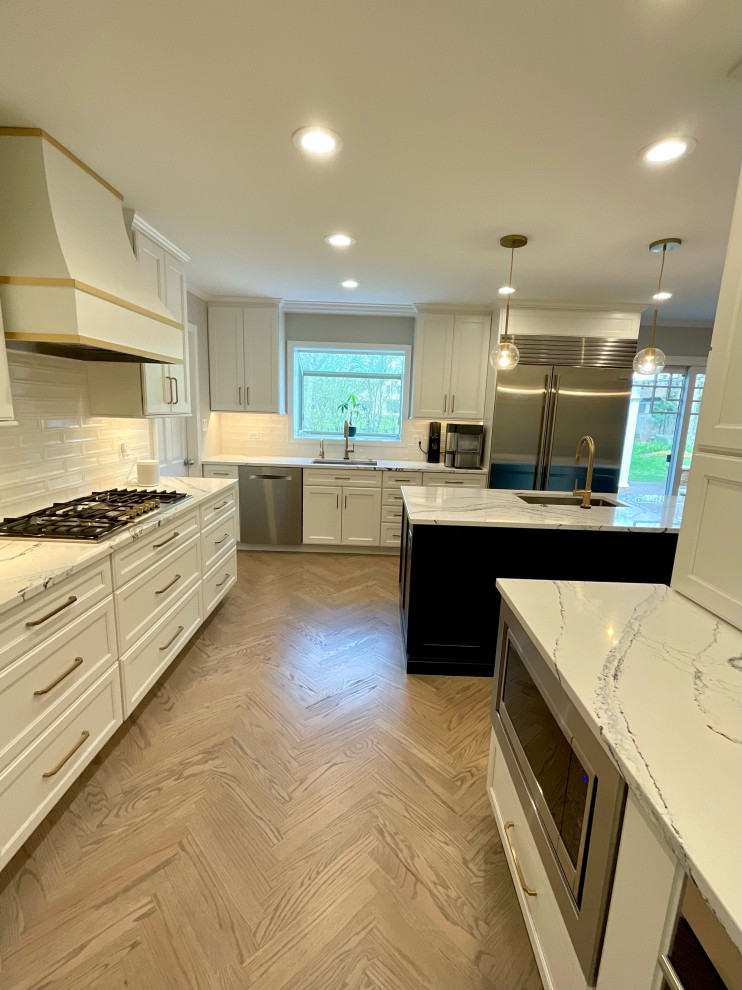 Example of a transitional kitchen design in Chicago