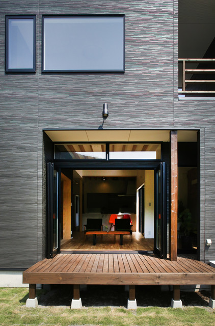3つの箱家 moderno-terraza-y-balcon