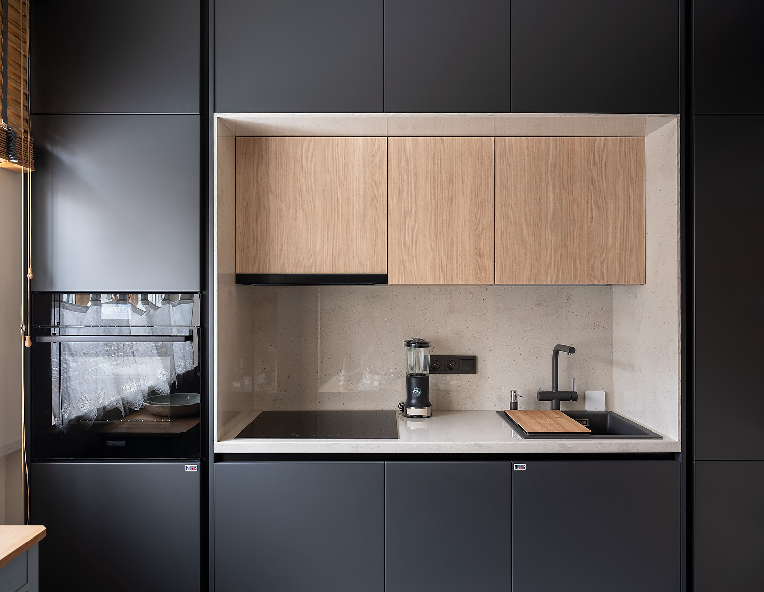 Кухня цвета сажи: Konigin Helena Black 60