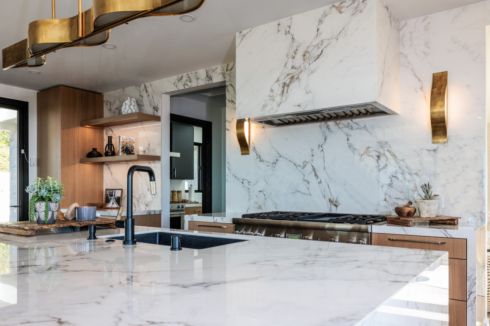 Photo of a modern kitchen in Orange County.