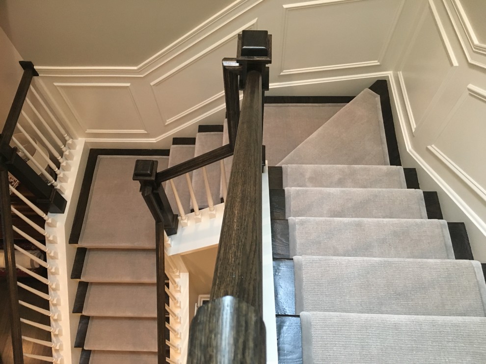 На фото: п-образная лестница среднего размера в стиле неоклассика (современная классика) с деревянными ступенями, крашенными деревянными подступенками и деревянными перилами с