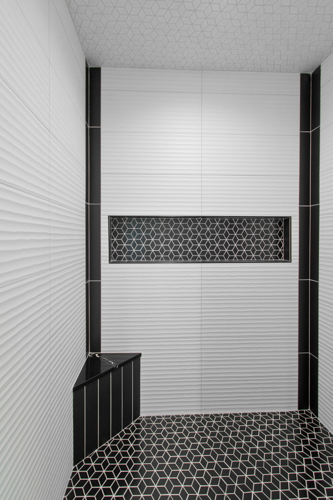 Klassisk inredning av ett en-suite badrum, med svart och vit kakel, porslinskakel, mosaikgolv och svart golv