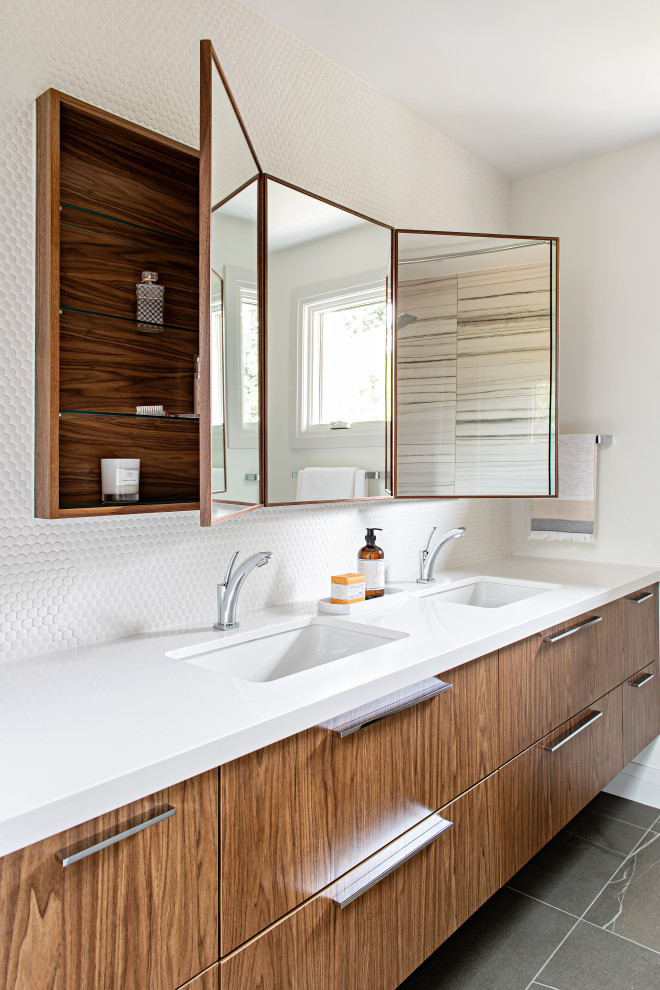 Aménagement d'une salle de bain contemporaine en bois brun de taille moyenne avec un placard à porte plane, un carrelage blanc, un sol en carrelage de porcelaine, un plan de toilette en quartz modifié, un sol gris, un plan de toilette blanc, meuble double vasque et meuble-lavabo suspendu.