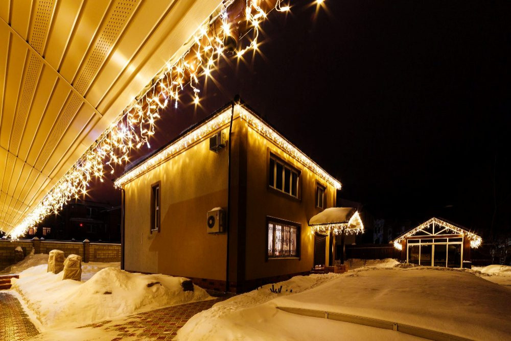 Новогоднее украшение сада и коттеджа