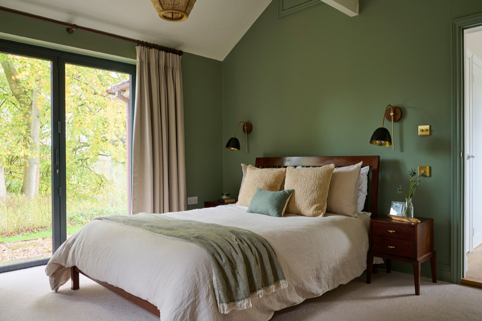 Cette photo montre une chambre scandinave de taille moyenne avec un mur vert, aucune cheminée, un sol beige, un plafond voûté et du papier peint.