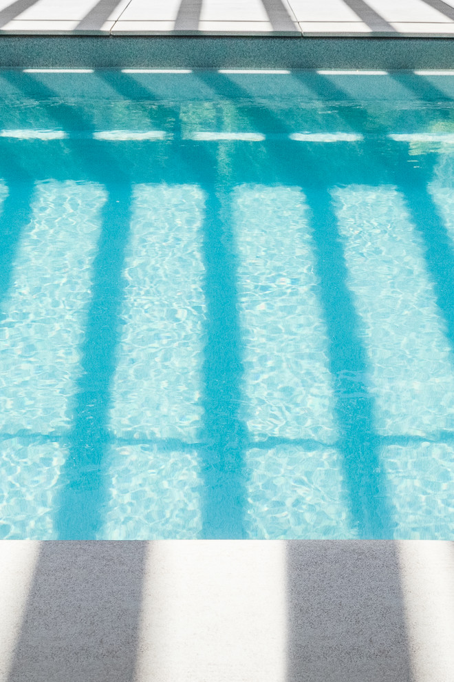 Частный дом.Территория бассейна.