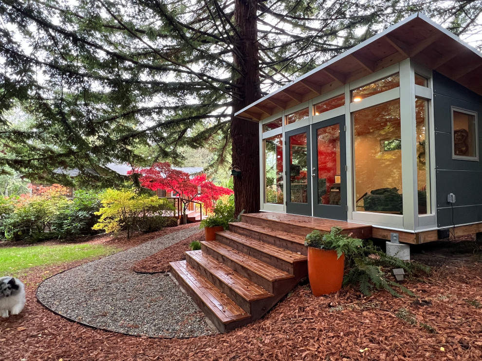 Photo of a mid-sized midcentury detached studio in Seattle.