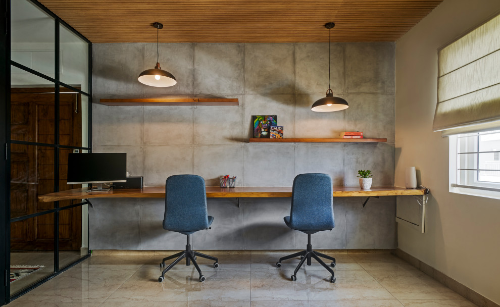 Ejemplo de despacho industrial con paredes grises, escritorio empotrado, suelo beige y madera
