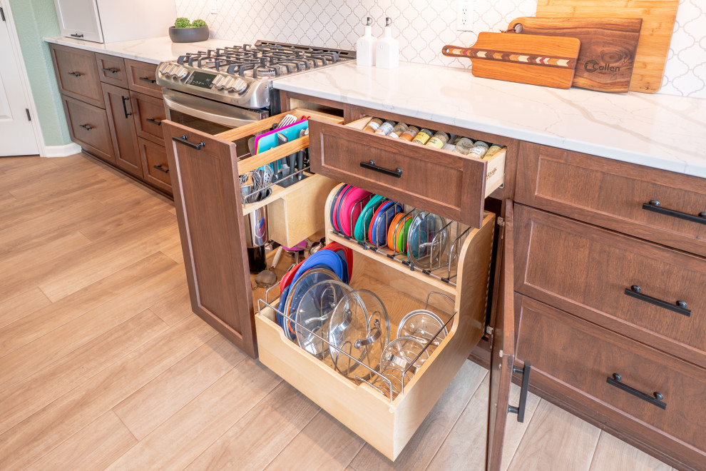 Kitchen - transitional kitchen idea in Milwaukee