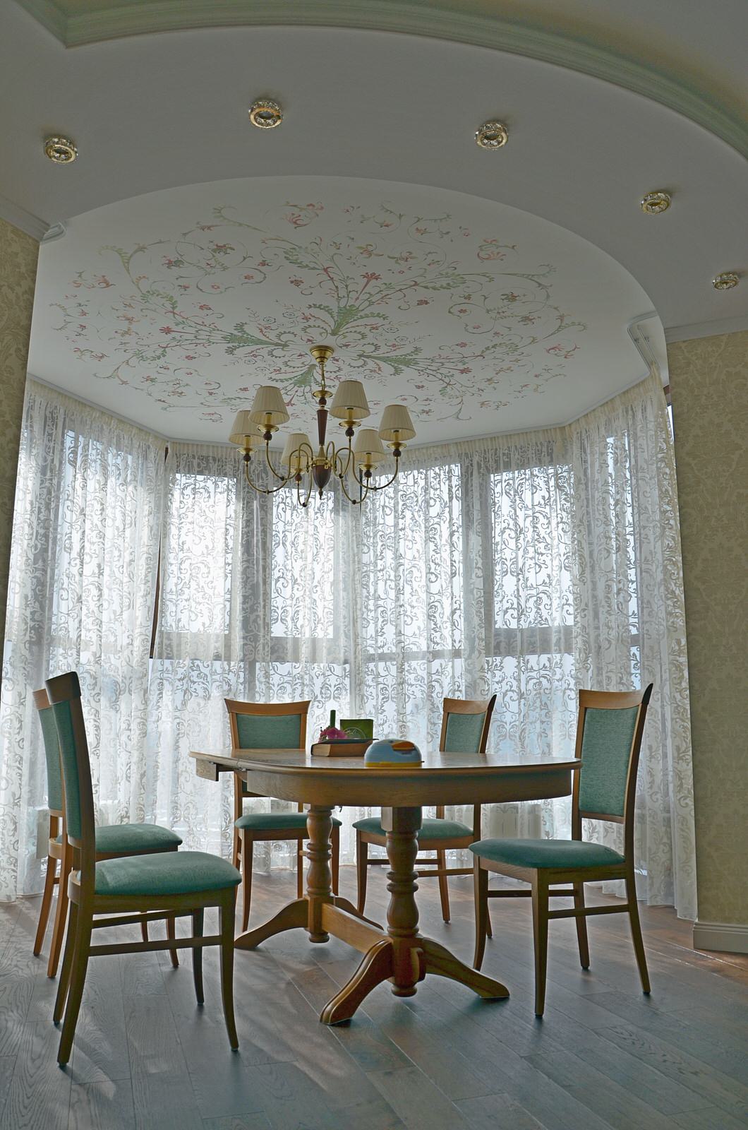 Орнаментальная роспись в эркерной столовой зоне