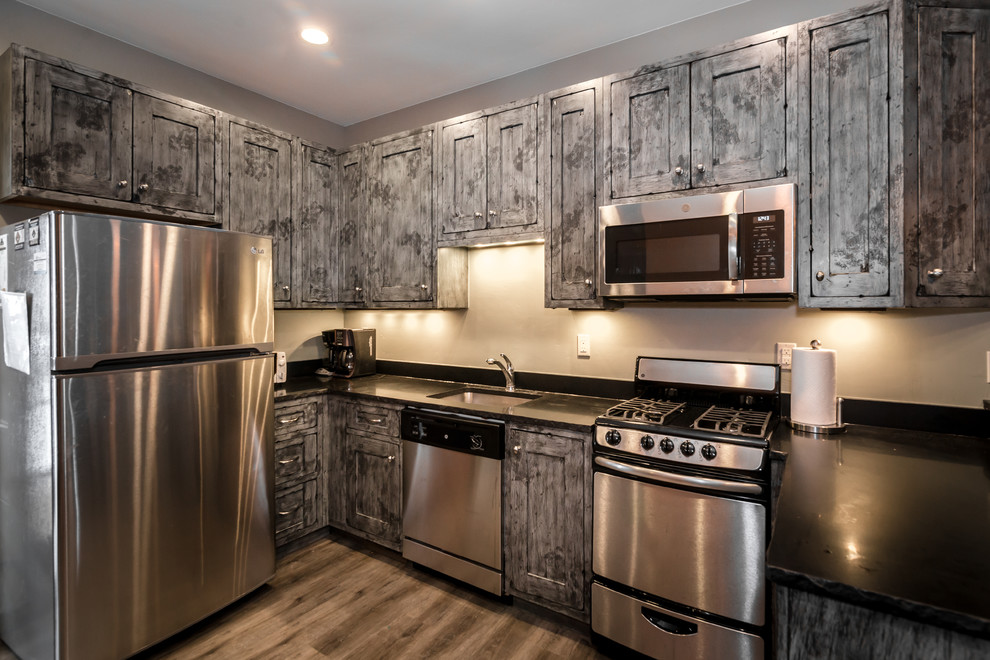 Kitchen - transitional kitchen idea in Denver