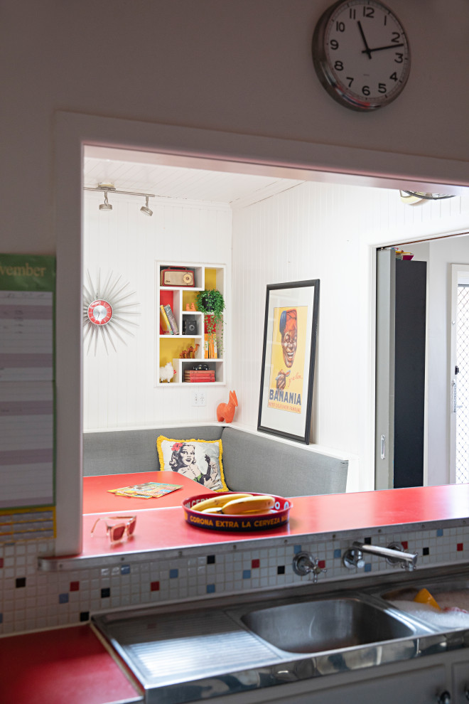 Свежая идея для дизайна: отдельная кухня среднего размера в стиле ретро с двойной мойкой, плоскими фасадами, синими фасадами, столешницей из ламината, разноцветным фартуком, фартуком из стеклянной плитки, белой техникой, полом из линолеума, черным полом и красной столешницей - отличное фото интерьера