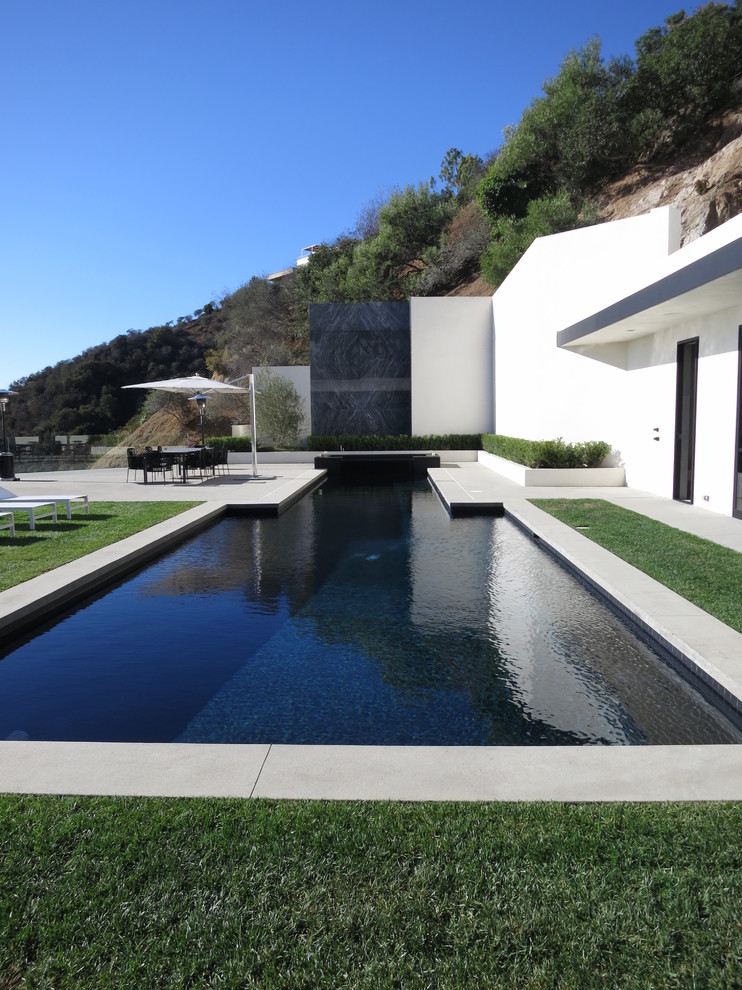 Contemporary pool in Los Angeles.