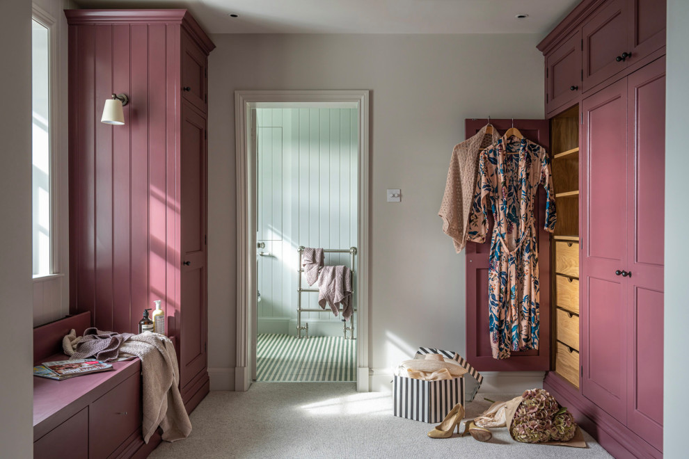 Ejemplo de dormitorio principal tradicional renovado grande con paredes púrpuras, moqueta y suelo beige