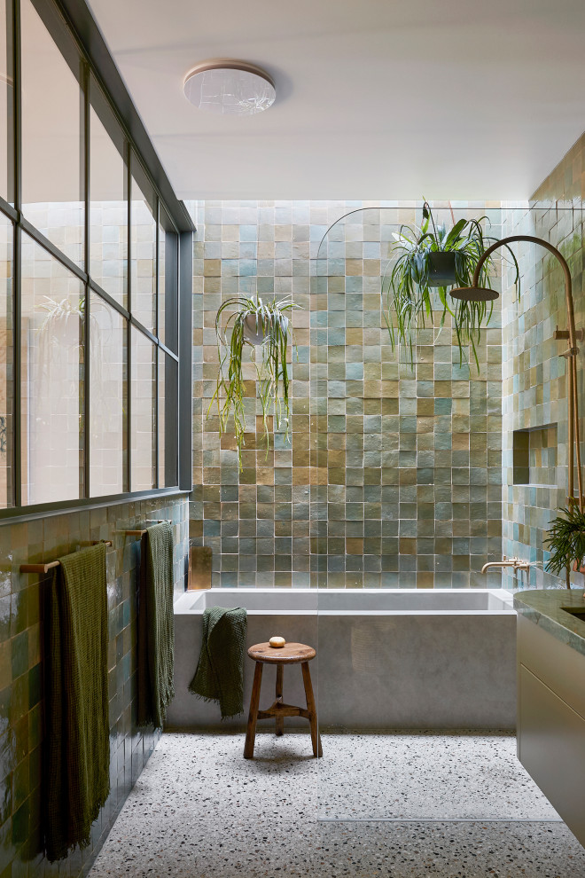 Пример оригинального дизайна: главная ванная комната среднего размера в современном стиле с плоскими фасадами, зелеными фасадами, ванной в нише, зеленой плиткой, керамической плиткой, бетонным полом, мраморной столешницей, открытым душем, зеленой столешницей, подвесной тумбой, душем над ванной, серым полом и нишей