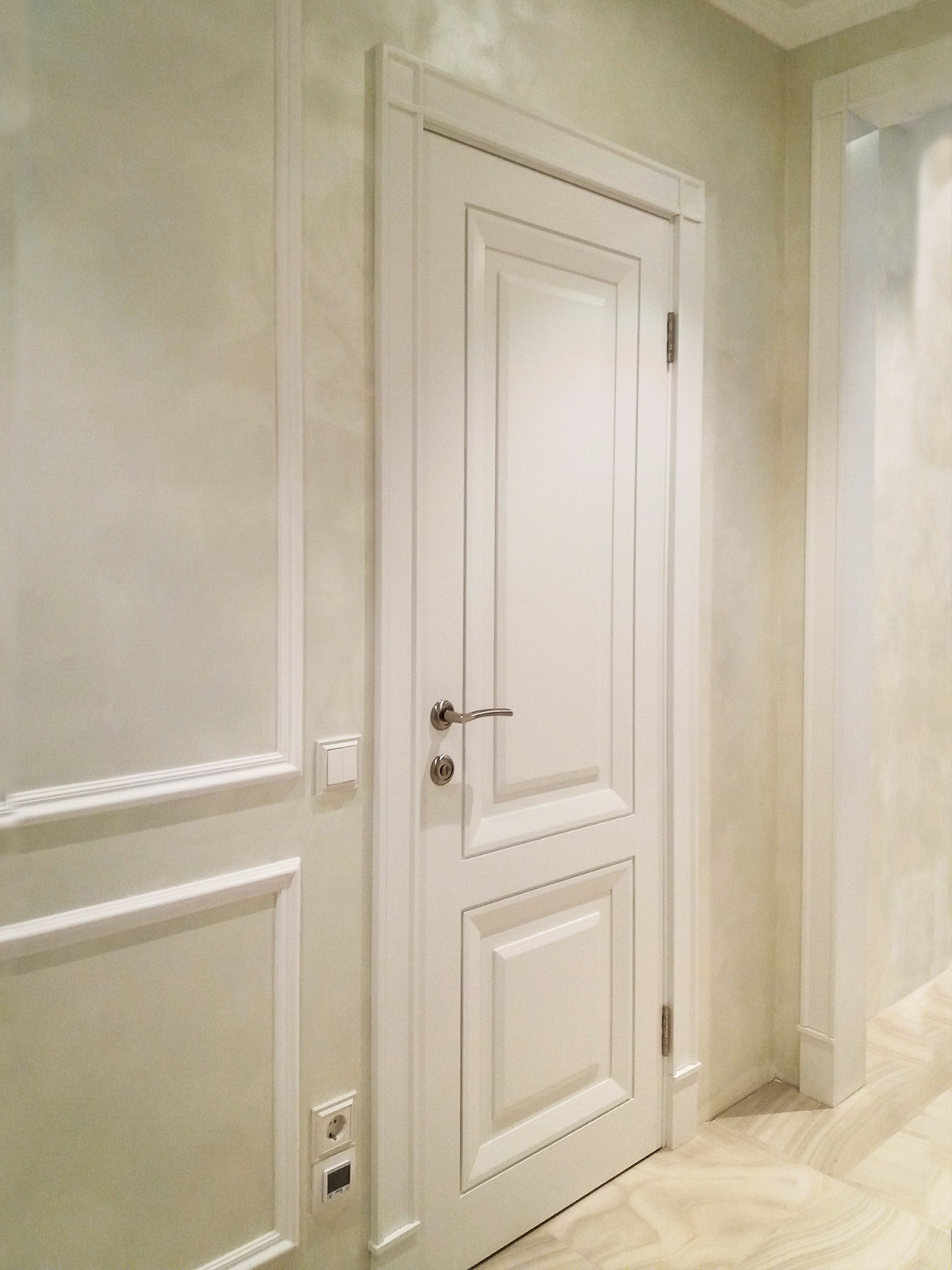 Двухкомнатная квартира в светлых тонах.