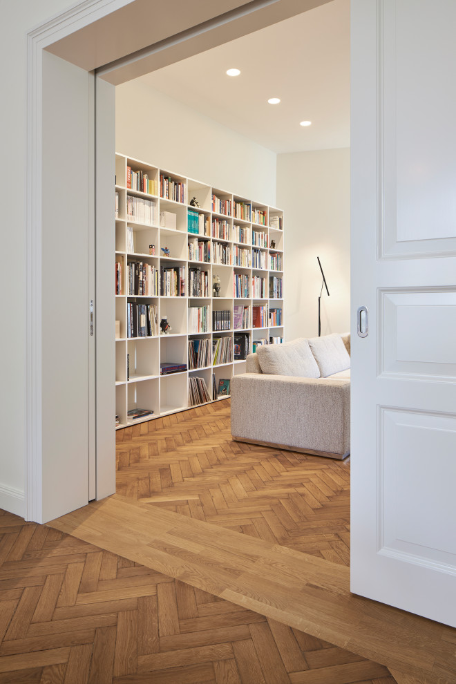 Idées déco pour une grande salle de séjour moderne fermée avec une bibliothèque ou un coin lecture, un mur blanc, un sol en bois brun, un sol marron, un plafond en papier peint et du papier peint.